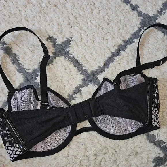 Victoria's secret bra with faux leather details 32dd - Picture 3 of 4